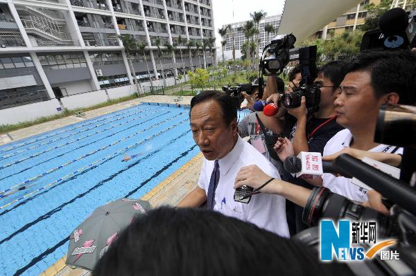 郭臺銘赴富士康遭圍堵 就跳樓事件鞠躬致歉(圖)