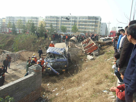 洛陽兩貨車相撞 車廂內三人被困