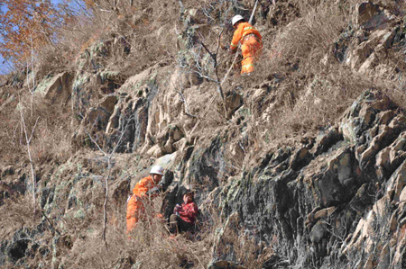 欒川消防官兵成功營救一名被困山崖智障女