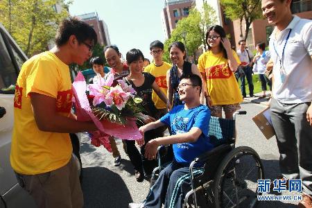 爸爸背你去上學—“漸凍人”大學生和送奶工父親