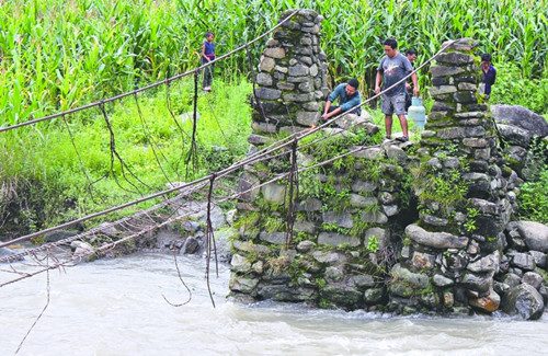 涼山深處小學生爬鐵索橋上學續:原址新建水泥橋