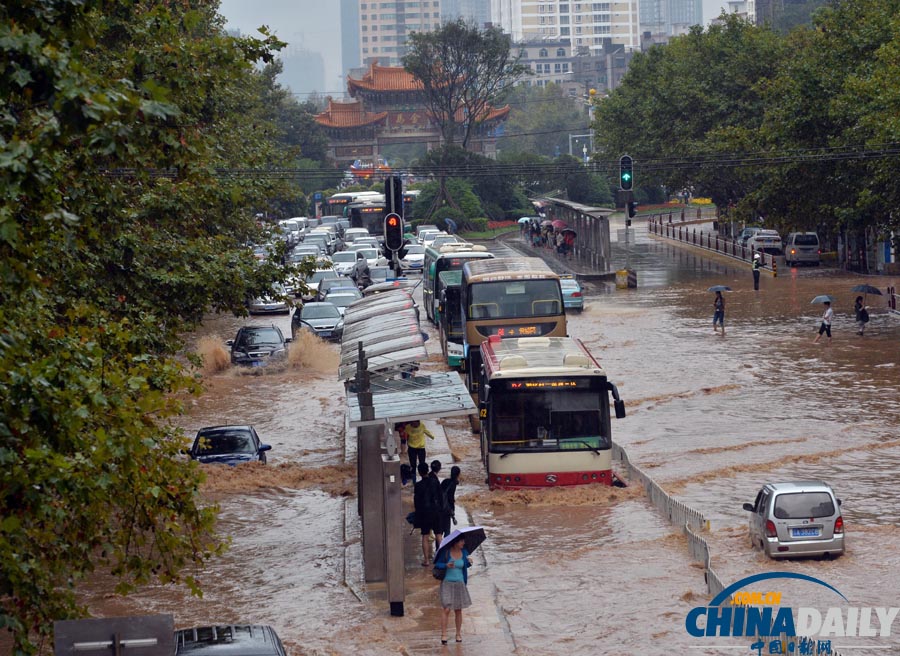 昆明遭暴雨侵襲 街頭積水嚴重交通癱瘓