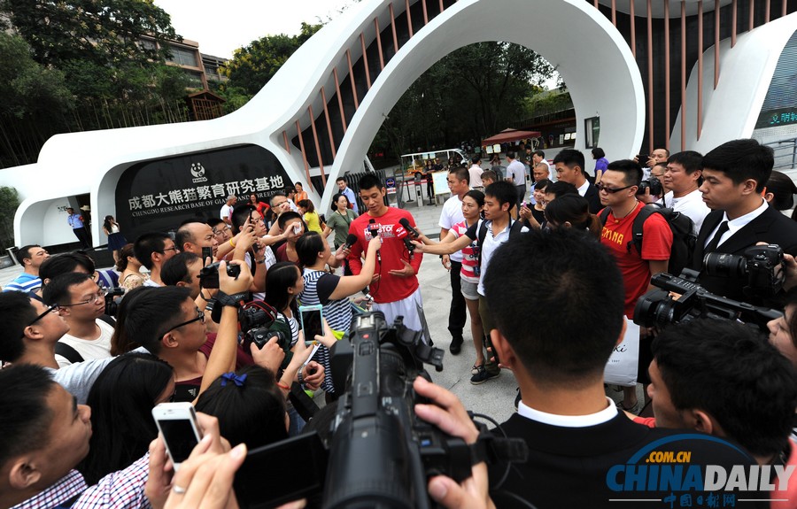 NBA球星林書豪參觀成都熊貓基地