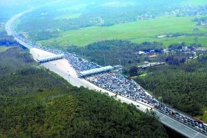 廣東多條高速現擁堵 車主忍饑挨餓路邊撒尿(圖)