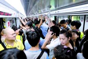 廣東多條高速現擁堵 車主忍饑挨餓路邊撒尿(圖)