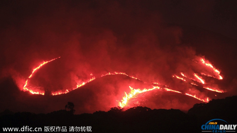 香港一山林突發大火 燒紅整座山濃煙隨風飄向深圳