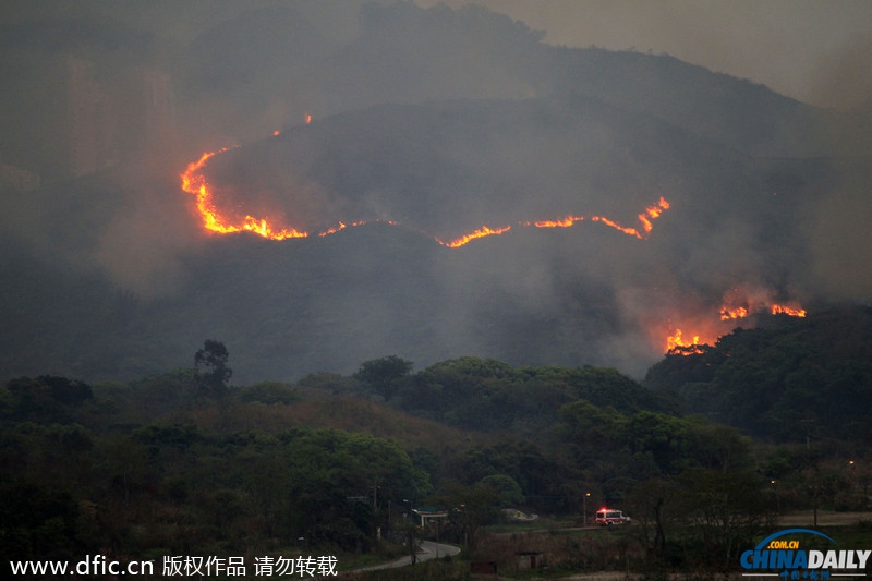 香港一山林突發大火 燒紅整座山濃煙隨風飄向深圳