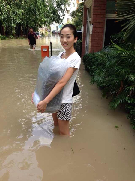 強臺風“海燕”肆虐三亞 南航空姐涉水執行航班任務（圖）