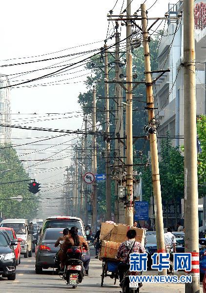 鄭州有條“線桿路”:不足千米卻又百余根電線桿(圖)