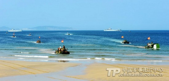 裝甲旅聯(lián)合海軍東海海域協(xié)同作戰(zhàn)演練