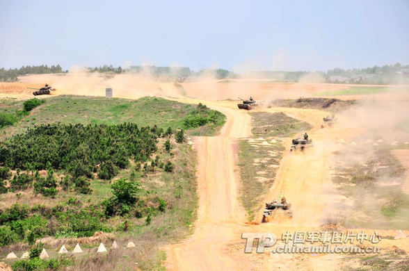 南京軍區某裝甲團戰術演練掠影