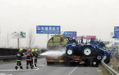 青銀高速濟南段化學品罐車泄漏 10輛消防車現場救援