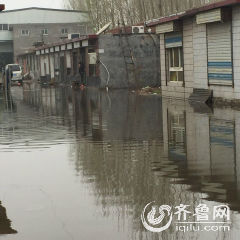 濟南一條10米寬馬路逢雨必淹 市民調侃“來看海”