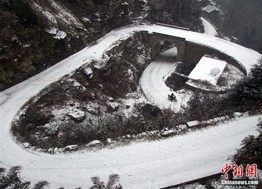 春運首日南方7省市多條路段因雨雪受阻