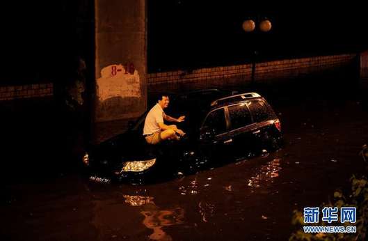 北京夜降暴雨 積水中勇現“淡定哥”(組圖)