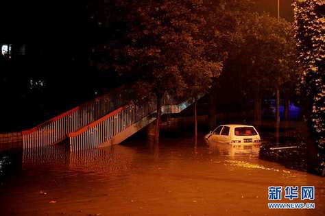 北京夜降暴雨 積水中勇現“淡定哥”(組圖)