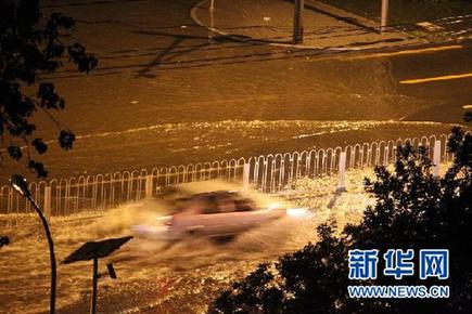 京城暴雨捧紅“POSE哥”：把雨當(dāng)海 把車(chē)當(dāng)船(圖)