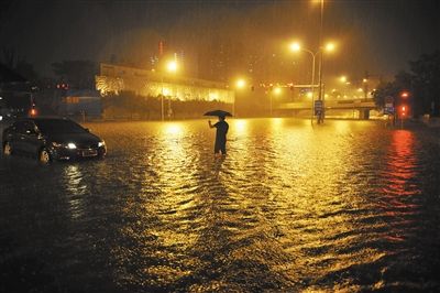 北京暴雨牽動眾人心 汽車淹水逃生術(shù)熱傳（圖）