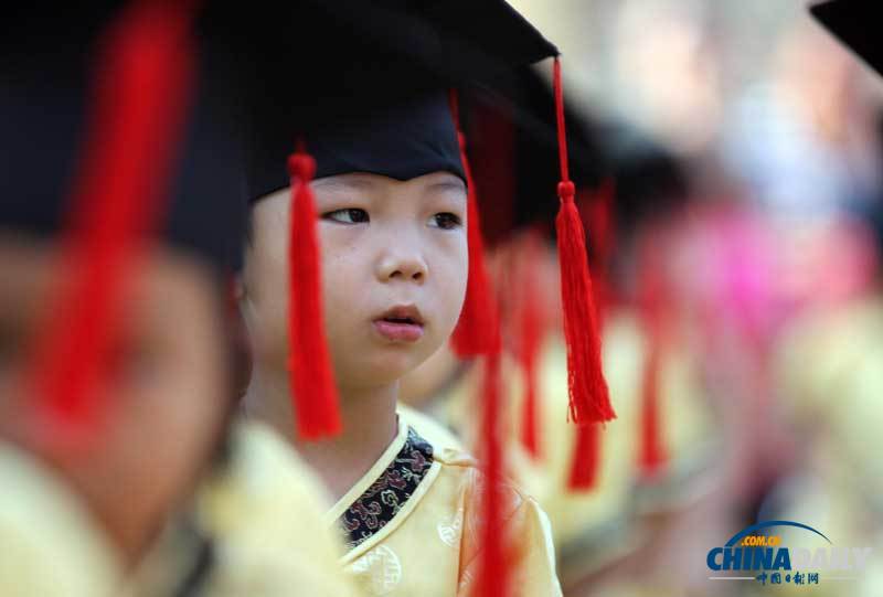 福建晉江：紀念孔子誕辰2563周年 小學生祭孔