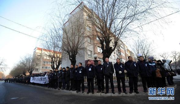 新華直擊：追悼會當日 群眾為羅陽送行