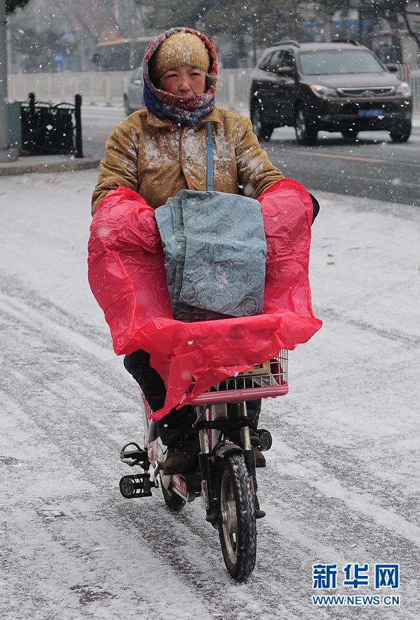 “雪花紛飛看京城”：北京大部地區迎來降雪