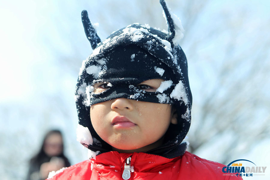 北京春分迎強降雪 頤和園游人“雪戰”