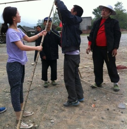 汶川地震斷腿女教師赴蘆山災區當志愿者(組圖)