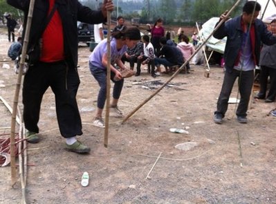 汶川地震斷腿女教師赴蘆山災區當志愿者(組圖)