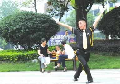 文藝保安哥 成公園“舞蹈明星”