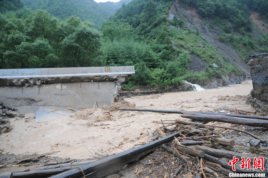 甘肅徽縣遭遇強降雨襲擊發(fā)生洪災 國道被沖毀