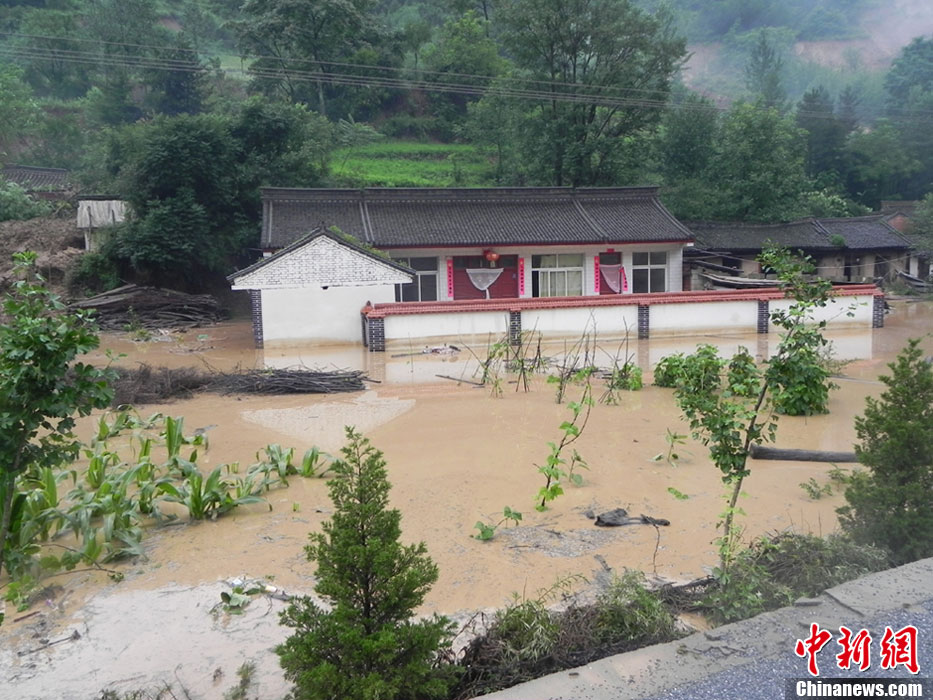 甘肅徽縣遭遇強降雨襲擊發生洪災 國道被沖毀