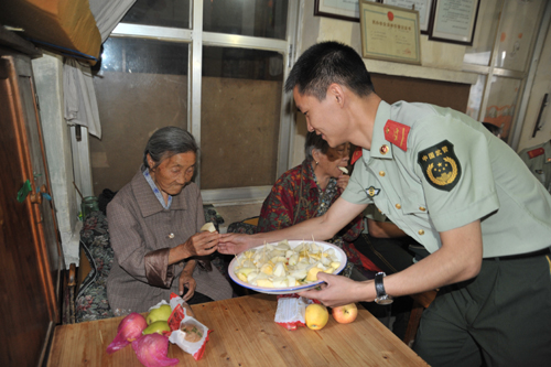 云南武警總隊官兵看望孤寡老人