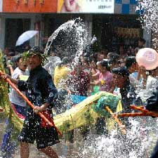 Thousands of local residents and visitors participated in the Water Dragon Festival in southwest China's Guizhou Province.