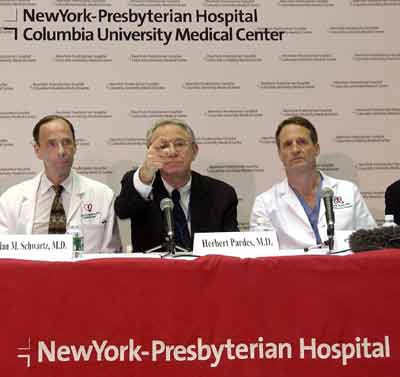 Doctors at New York Presbyterian Hospital speak about the surgery that former U.S. President Bill Clinton will have, at a press conference March 8, 2005 in New York. Clinton is scheduled to have surgery on March 10 to remove fluid and scar tissue from his left chest cavity. [Reuters]