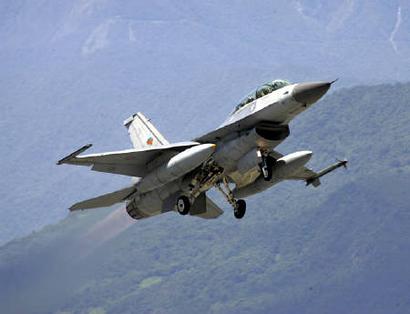 This August 17, 2004 file photo shows an F-16 fighter jet taking off from Taiwan's Hualien air base. REUTERS/Richard Chung 