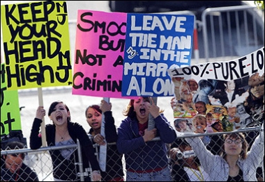 Fans of Michael Jackson show their support as he arrives for court. Jackson's ex-wife, who sung the pop icon's praises at his child sex trial last week, described the singer as a 'sociopath' in an earlier police interview, jurors heard.(AFP