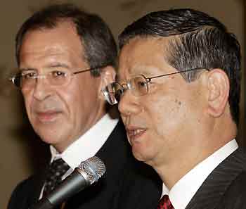 Japan's Foreign Minister Nobutaka Machimura (R) delivers a joint statement with Russia's Foreign Minister Sergei Lavrov at the foreign ministry's Iikura guest house in Tokyo May 31, 2005. Lavrov is in Tokyo on a two-day visit to discuss with Japanese officials a decades-old territorial row and the timing of a visit to Japan by President Vladimir Putin. [Reuters]