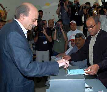 Lebanese opposition Druze leader Walid Jumblatt casts his vote at a polling station in Mount Lebanon Mokhtara June 12, 2005. [Reuters]