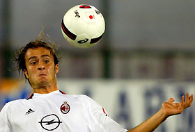 Milan's Alberto Gilardino controls the ball during a Italian Serie A soccer match against Cagliari at the Saint Elia Stadium in Cagliari, on the Italian island of Sardinia, October 16, 2005.