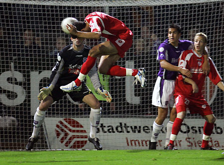 Mainz 05's Romulo Antoneli (2nd L) scores a goal against Osnabrueck's goalkeeper Tino Berbig, while Mainz's Michael Thurk (R) and Osnabrueck's Alexander Nouri (2nd R) look on during their German Soccer Cup second round match in Osnabrueck, Germany October 26, 2005.