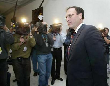 U.S. Supreme Court nominee Samuel Alito walks in to meet Sen. Patrick Leahy (D-VT) on Capitol Hill in Washington November 2, 2005. With interest groups across the spectrum gearing for a battle over conservative Supreme Court nominee Samuel Alito, the fate of the nominee may well rest in the hands of the Senate's bipartisan 'Gang of 14.' REUTERS/Yuri Gripas 