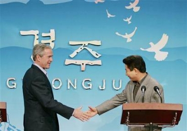 U.S. President George W. Bush (L) shakes hands with South Korean President Roh Moo-hyun following joint remarks in Kyongju, South Korea November 17, 2005.