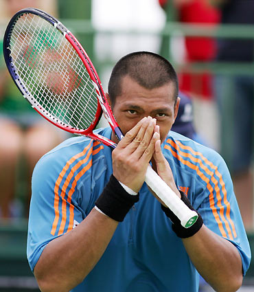 Paradorn Srichaphan of Thailand gestures to supporters after winning his third-round match against Ivo Karlovic of Croatia at the Sydney International tennis tournament January 12, 2006. Srichaphan won 7-6 7-6. [Reuters]