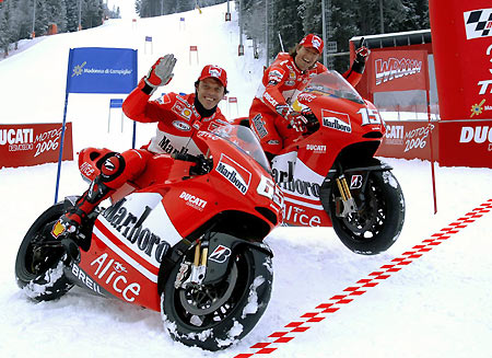 Ducati Marlboro team members Loris Capirossi (L) and Sete Gibernau pose on their new GP6 Moto GP bikes at the bottom of a ski hill in the Italian resort town of Madonna di Campiglio January 18, 2006. [Reuters]