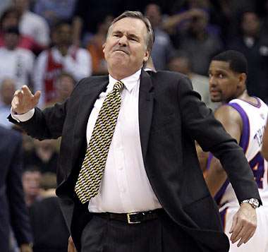 Phoenix Suns head coach Mike D'Antoni reacts after Minnesota Timberwolves' Kevin Garnett blocked a shot that D'Antoni believed was goal tending, with less than a second left in the game, to give Minnesota a 103-101 victory over the Suns in their NBA game in Phoenix, Arizona February 6, 2006. Suns' Kurt Thomas leaves the court in the background. [Reuters]