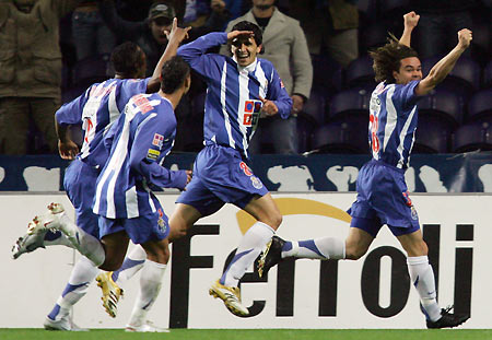 Porto's Lucho Gonzalez (C) celebrates his goal against Braga with team mates during their Portuguese Premier League soccer match at the Dragao stadium in Porto, northern Portugal February 6, 2006. [Reuters]