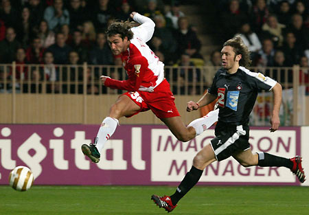 Monaco's Christian Vieri (L) challenges Nice's Jacques Abardonado during their French Ligue Cup Soccer semi-final match at the Louis II stadium in Monaco, February 7, 2006. [Reuters]