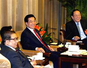 Hu Jintao joins NPC group discussions