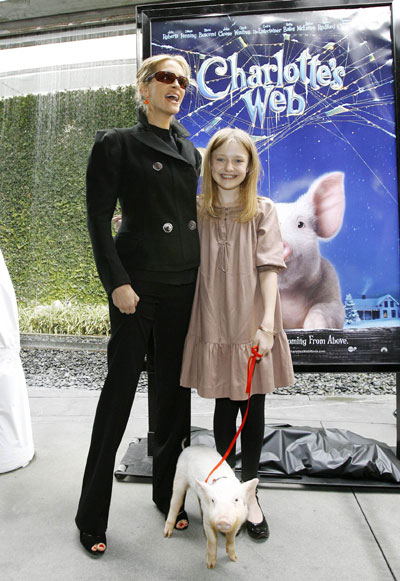 Julia Roberts arrives at the premiere of 'Charlotte's Web' in Los Angeles