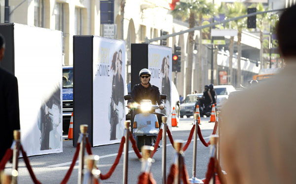 Hanks,Julia Roberts attend premiere of 'Larry Crowne' in Hollywood